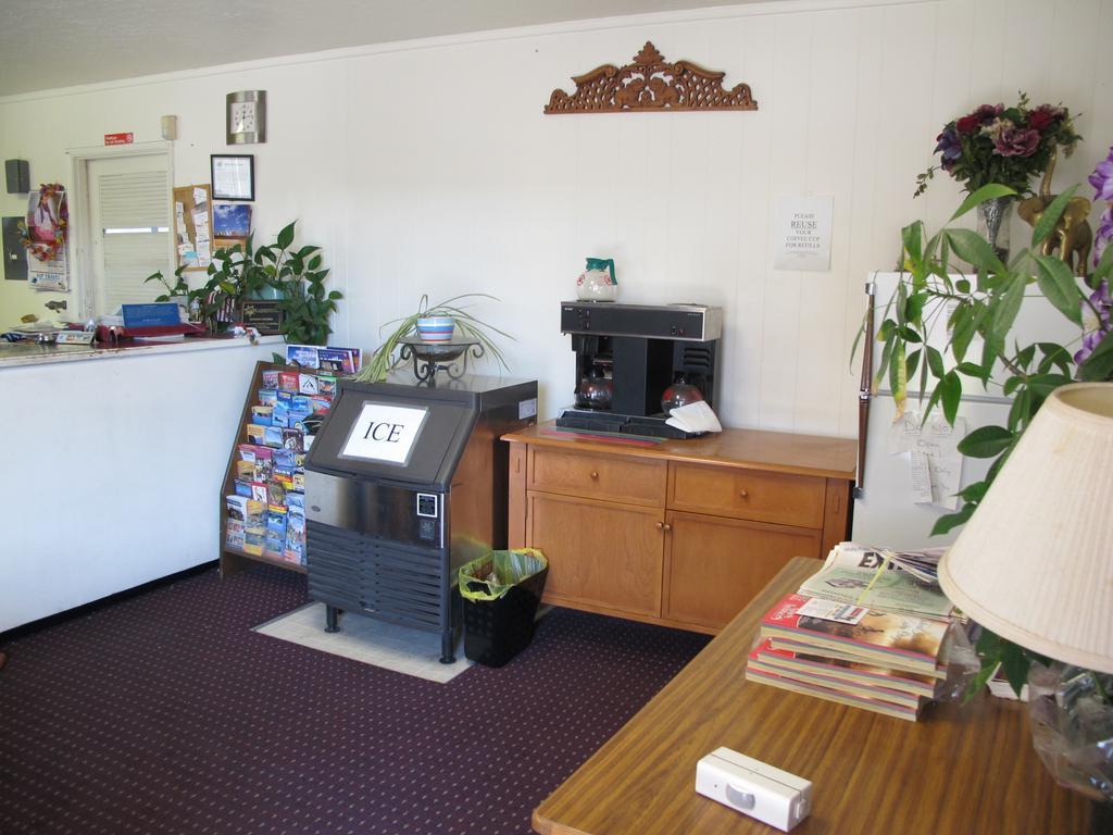 Economy Inn Ontario Εξωτερικό φωτογραφία