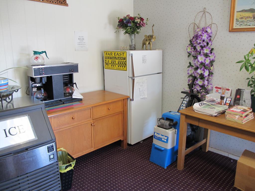Economy Inn Ontario Εξωτερικό φωτογραφία